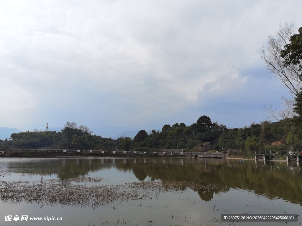 湖畔风景水面倒映树木建筑