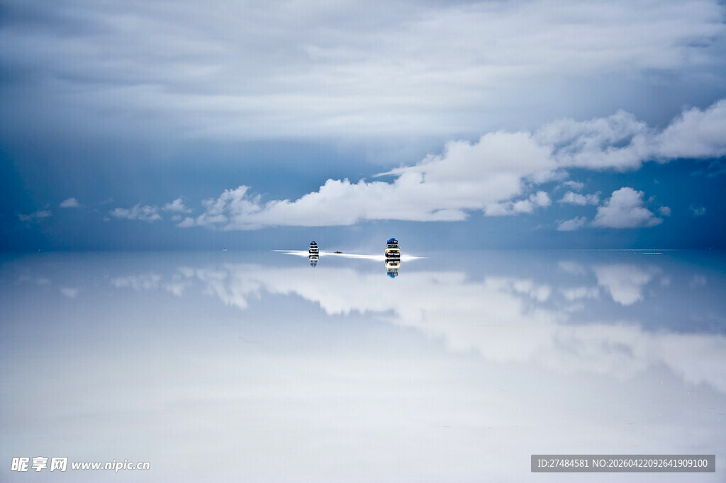 天空之境上的两人身影