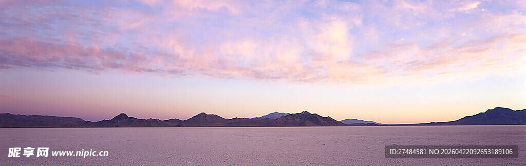 日落时分的壮丽远山景色