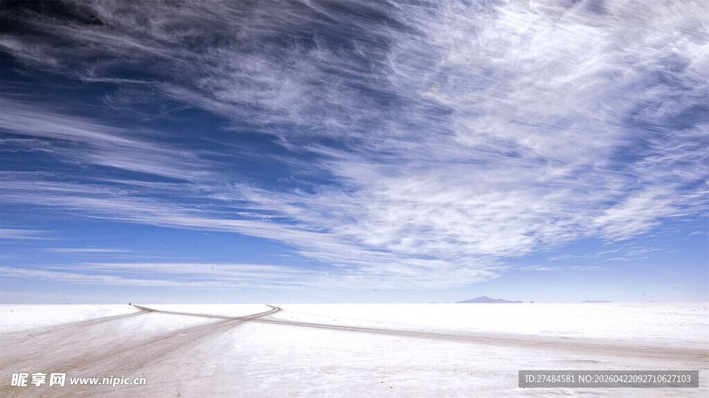 广阔天地间的公路与蓝天