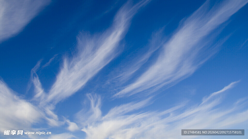 蓝天飘絮状白云
