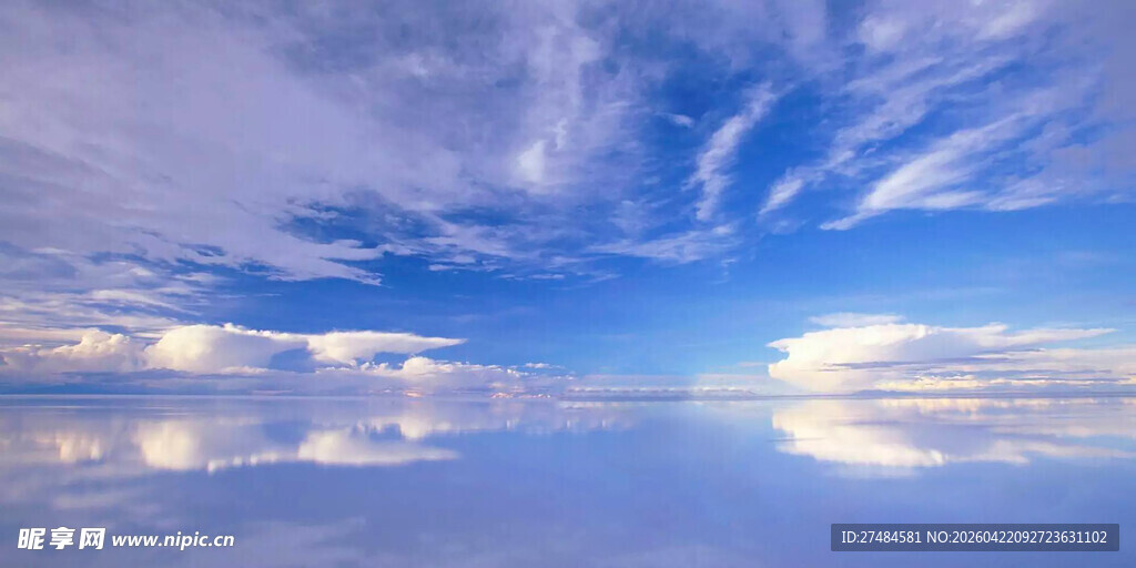 梦幻天空下的平静水面