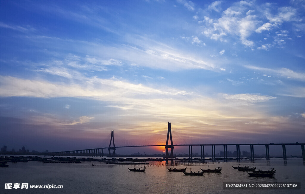 夕阳下的跨海大桥美景