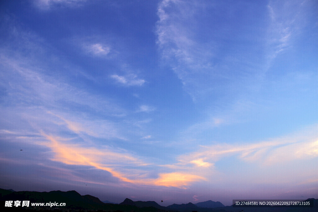黄昏时分的美丽天空景色