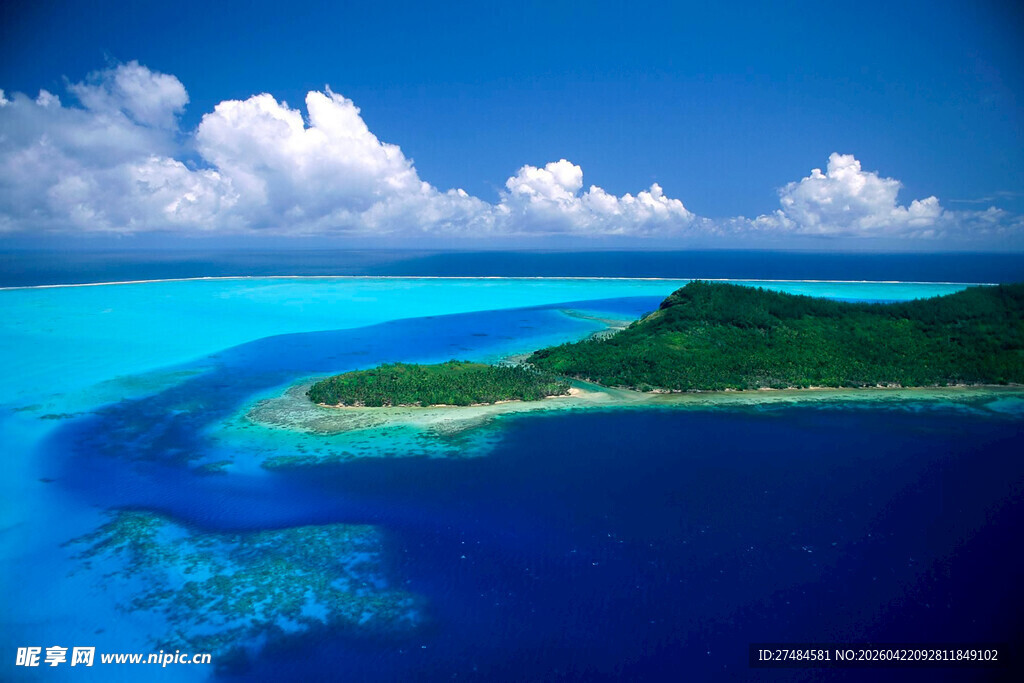 美丽海岛的蓝色海洋风光