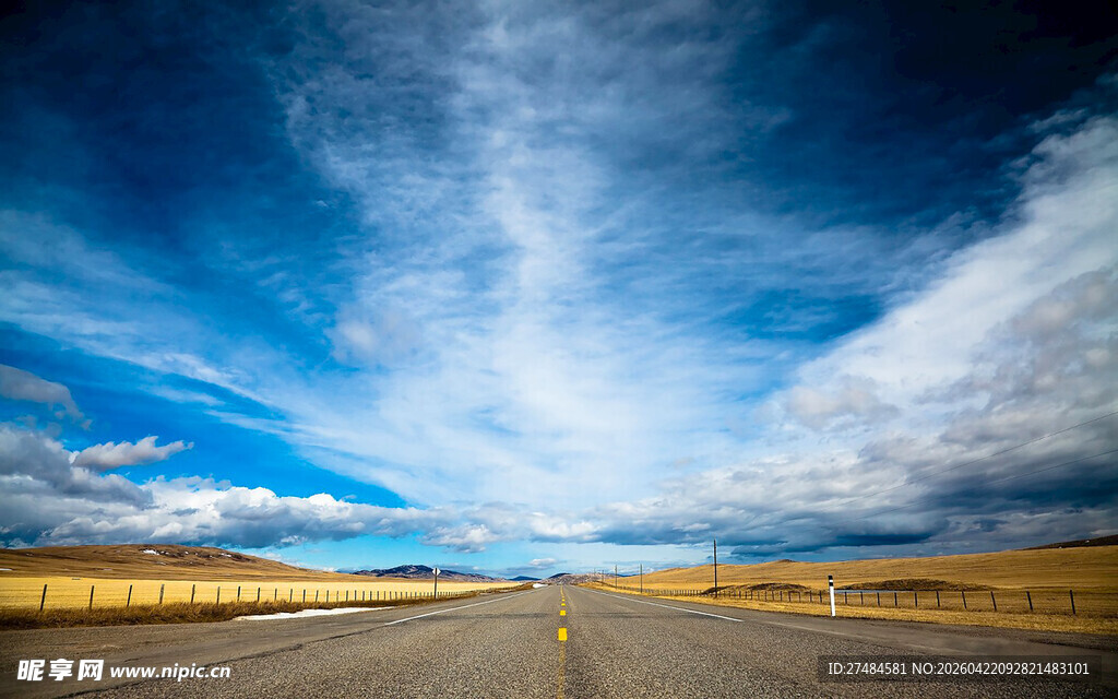旷野公路蓝天白云相伴