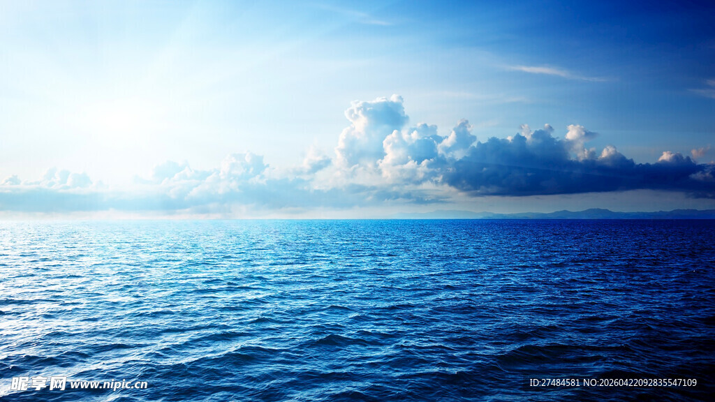 广阔海面与蓝天相映成趣