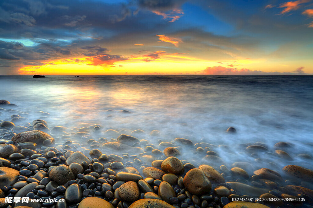 海边日落时的美丽石滩