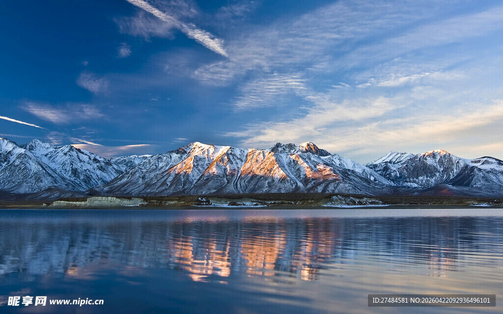 雪山湖泊绝美倒影景观