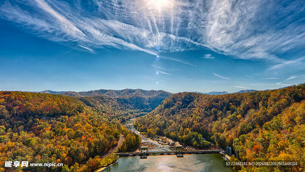 秋日河谷壮美自然风光