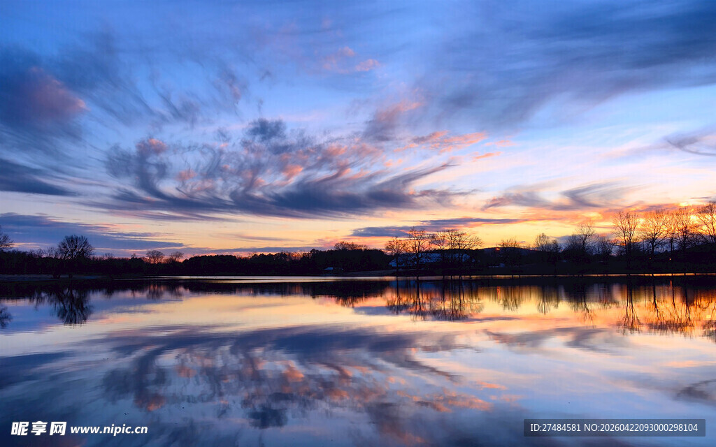 湖畔绚丽晚霞倒影美景