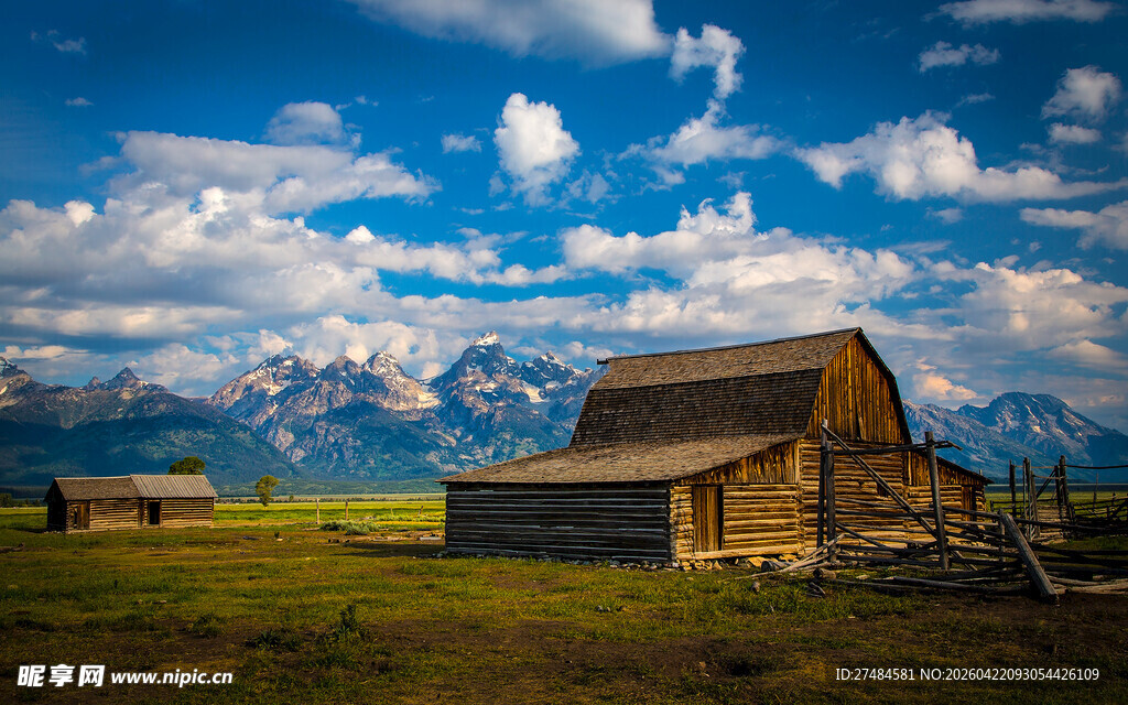 草原上的古朴木屋