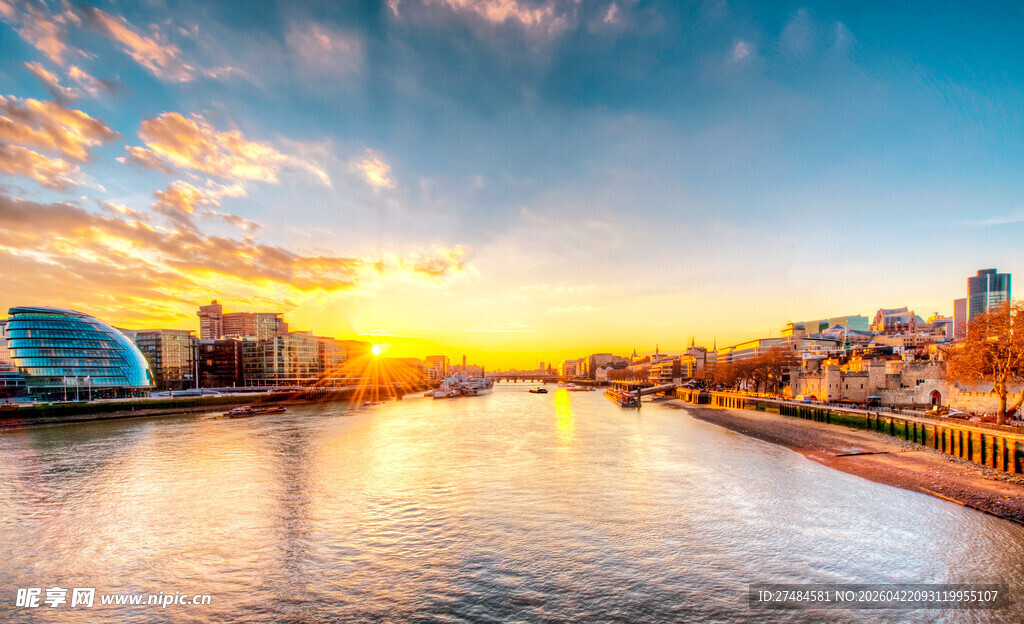 河畔城市黄昏美景