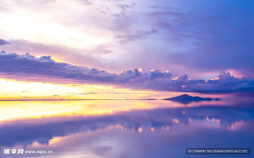 梦幻天空下的镜面湖景