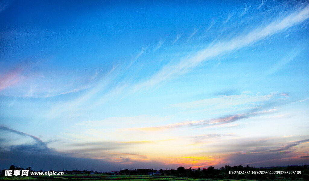 日落时分的绚丽天空