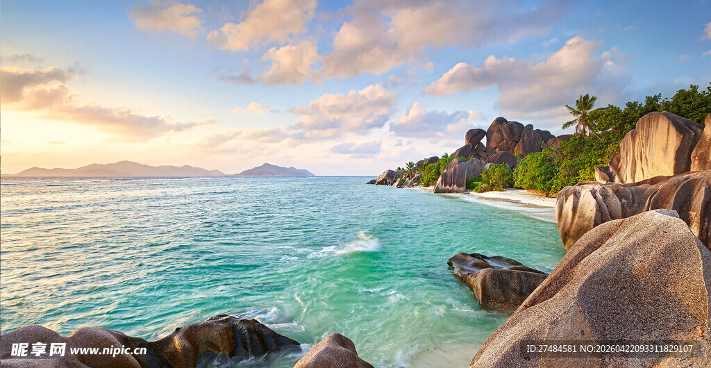 海边美景岩石与碧海蓝天