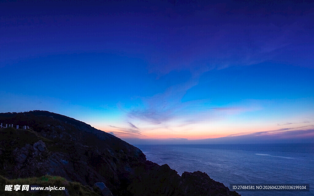 海边暮色中的壮丽天空景色