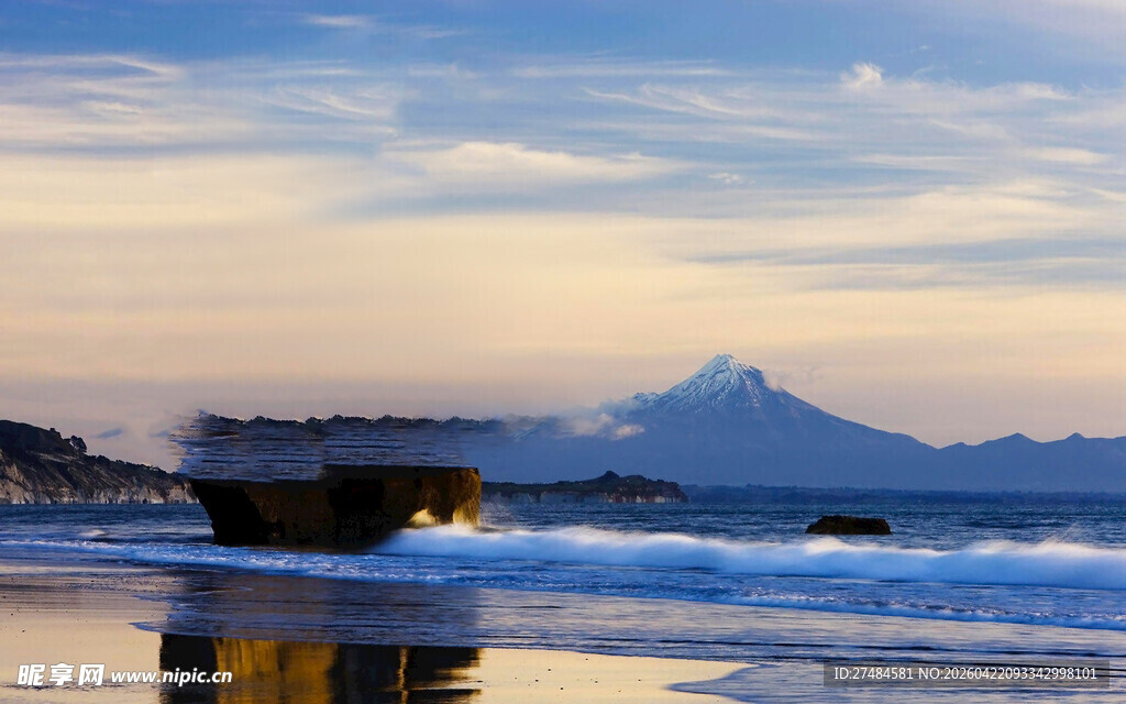 海边日落时的船只与远山