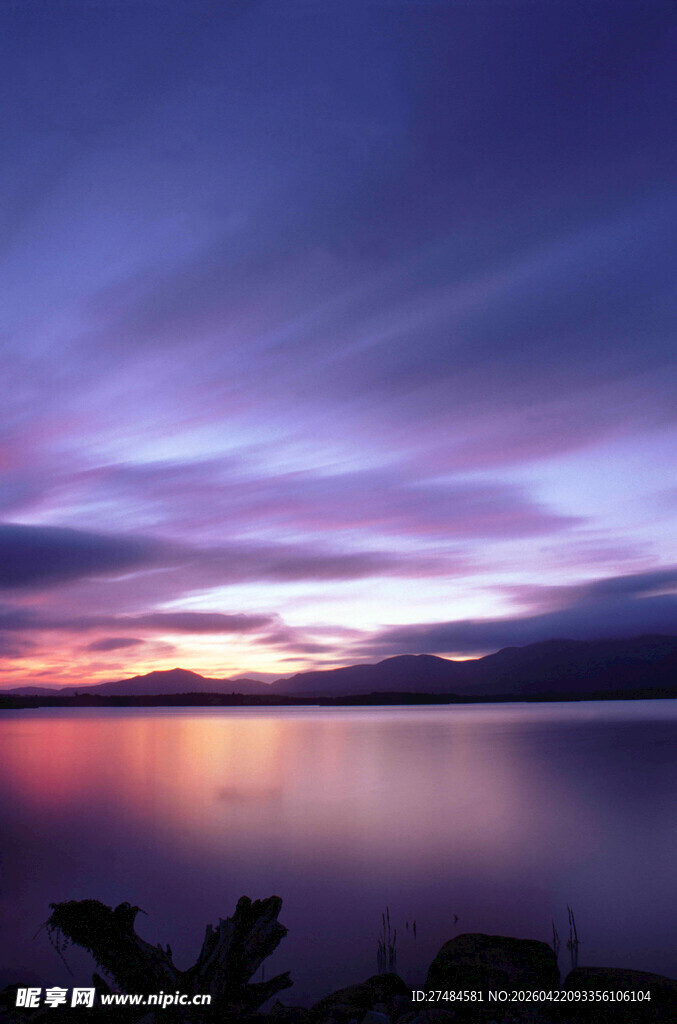 湖畔绚丽晚霞美景