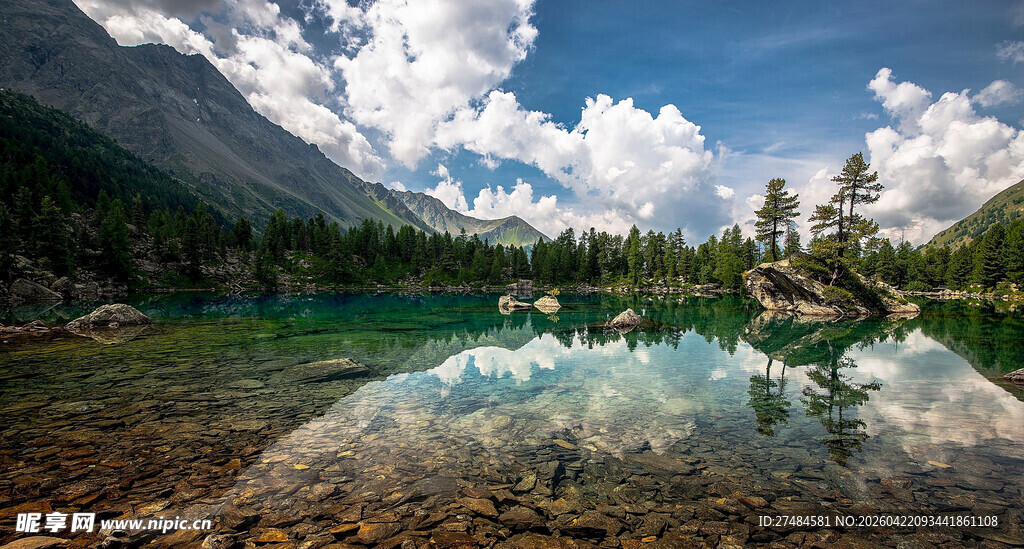 美丽湖景与蓝天白云相映