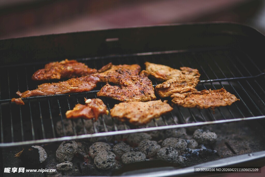 炭火上的美味烤肉