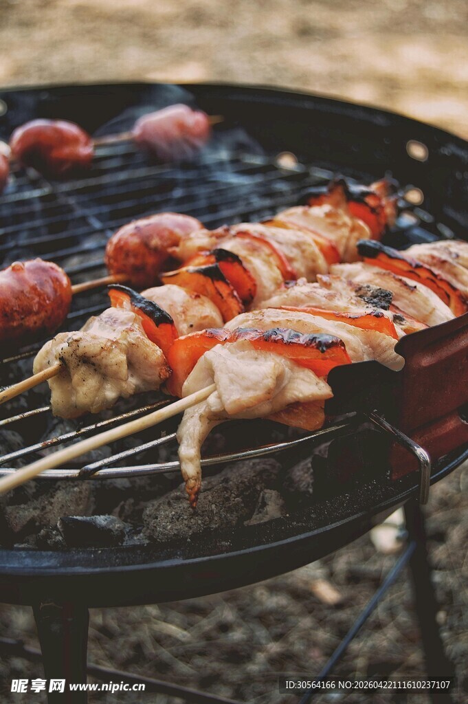 户外烧烤架上的美味烤肉