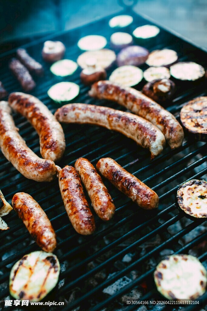 烤架上的美味香肠与蘑菇