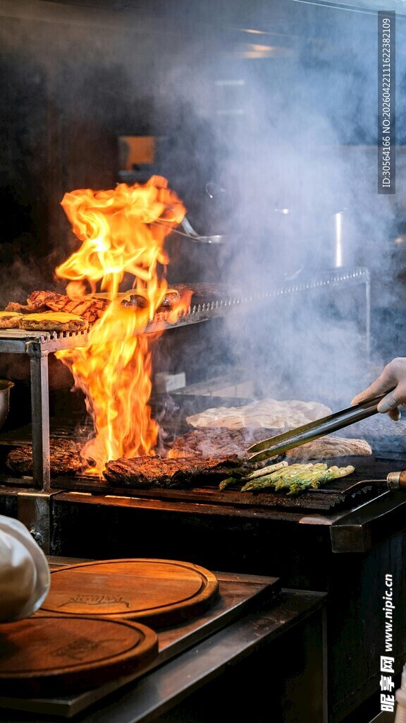 火焰中的铁板烧烹饪场景