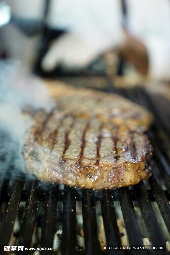 烤架上滋滋冒香的牛排