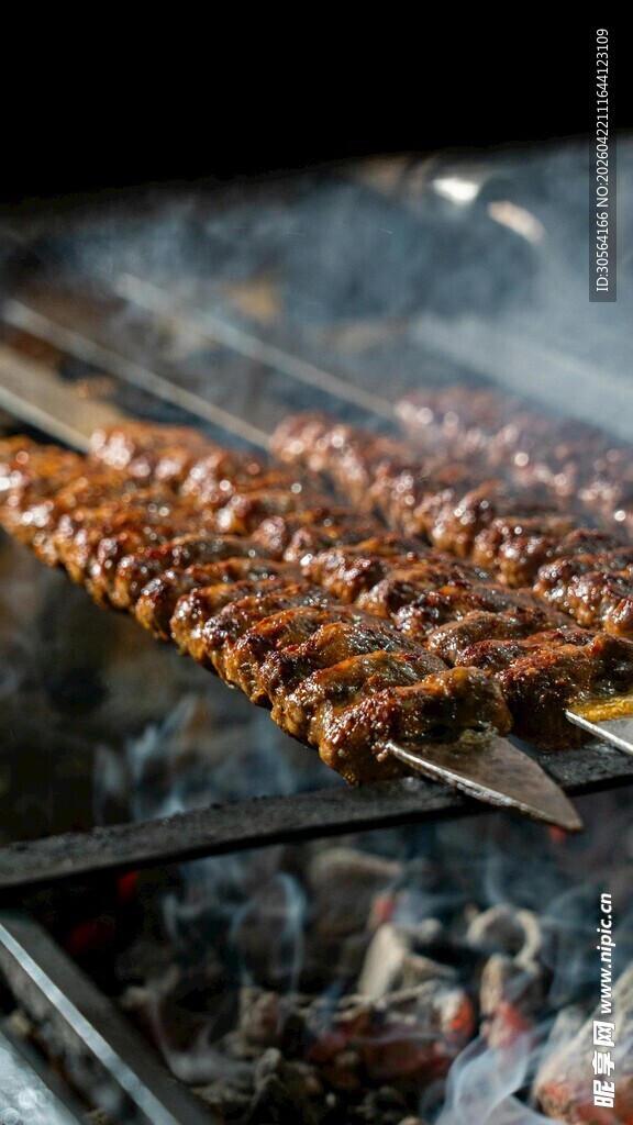炭火上的美味烤肉串