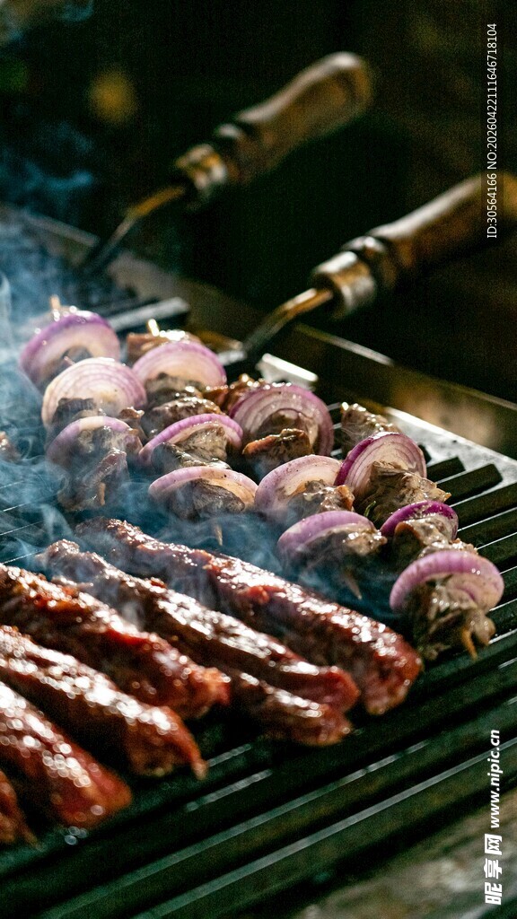 美味烤肉串在烤架上烤制