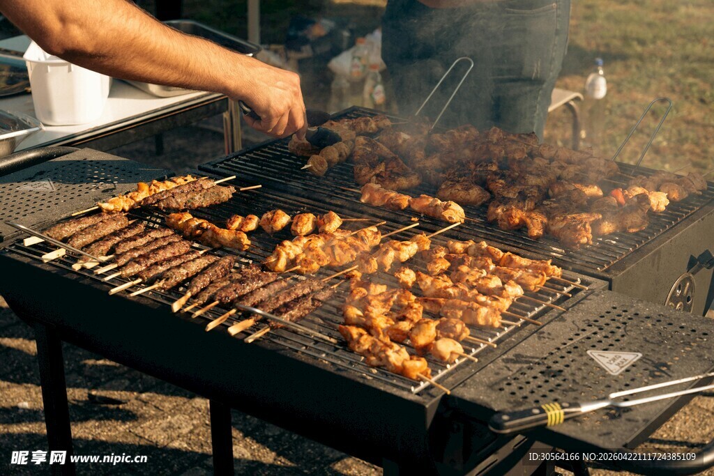 户外烧烤现场的美味烤制