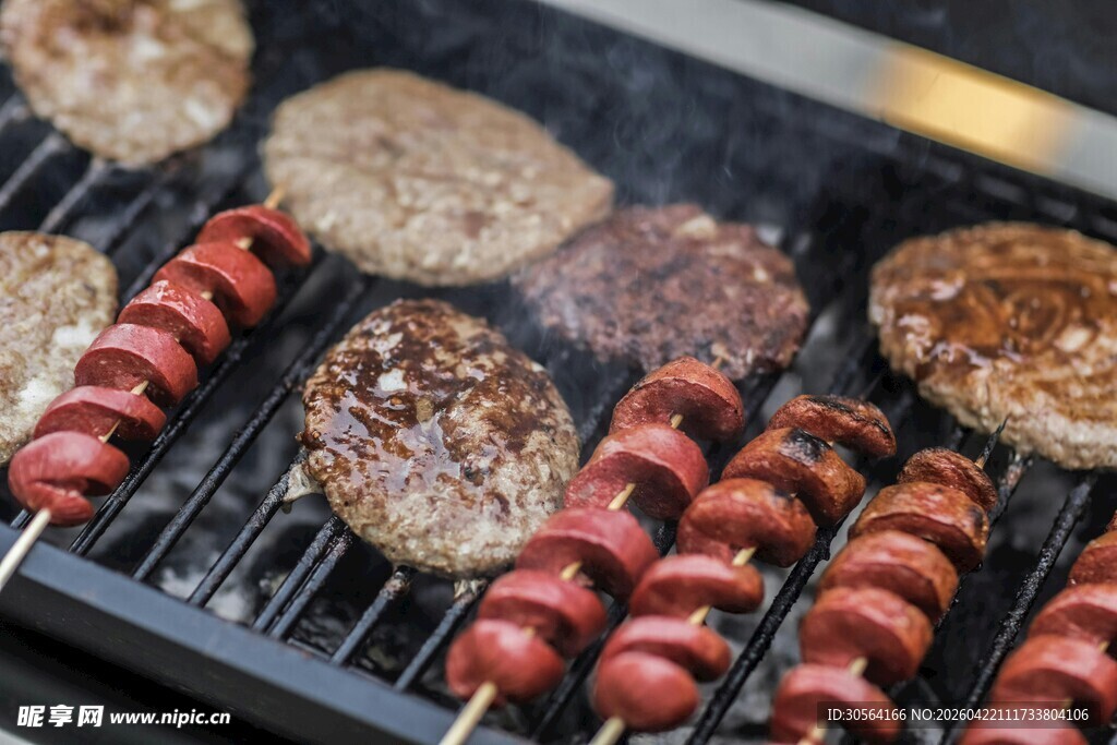 户外烧烤烤肉串与汉堡
