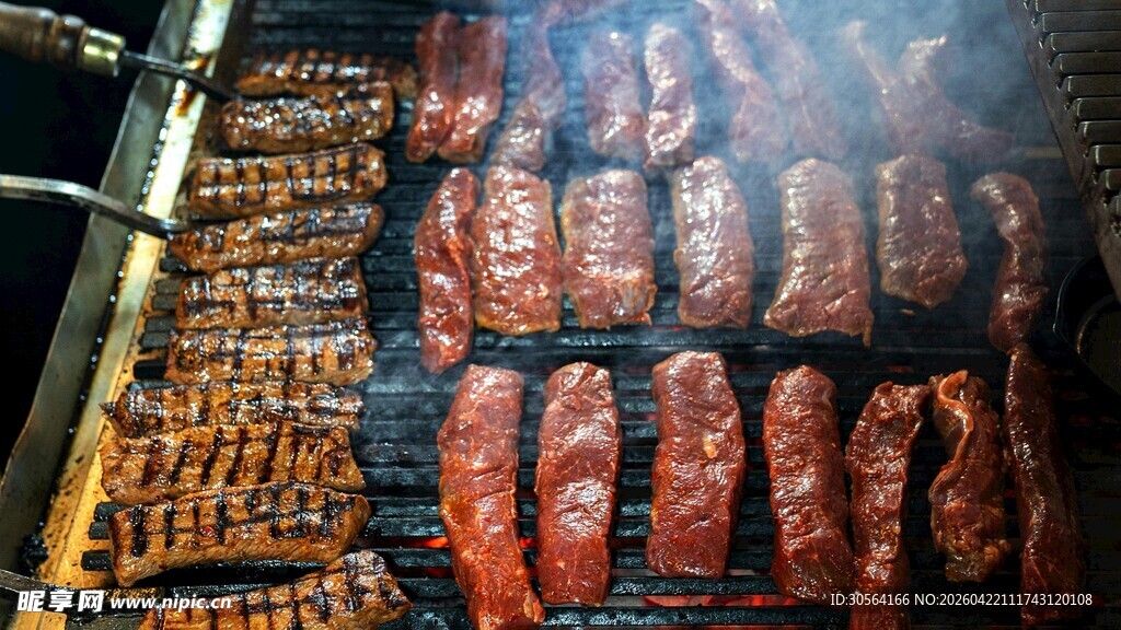 烤架上的美味香肠与烤肉