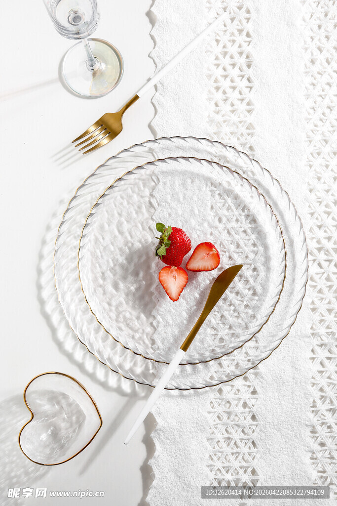 草莓与餐具