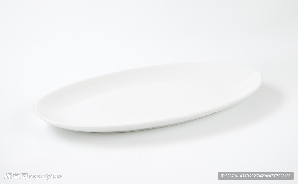 白色椭圆形陶瓷餐盘