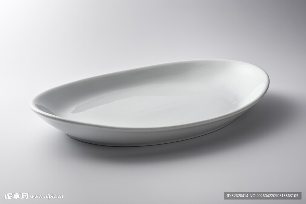 白色椭圆陶瓷餐盘
