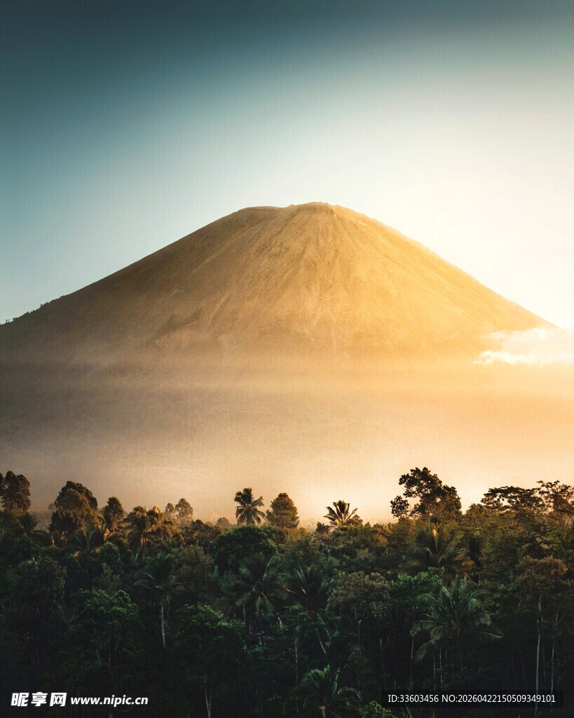 日出下的巍峨山峰与植被