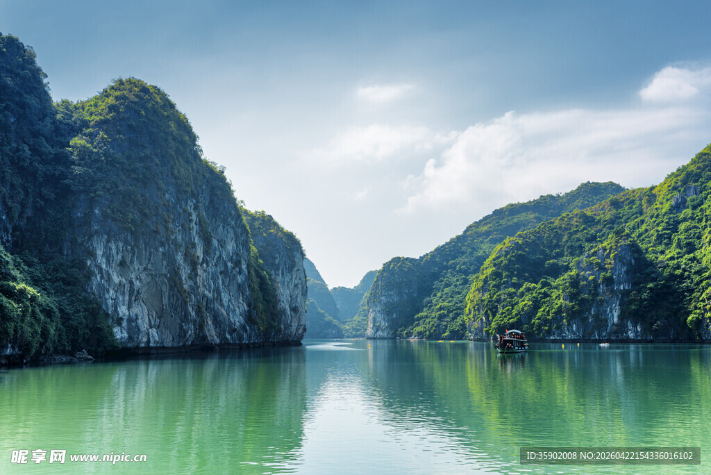 碧绿山水间的宁静美景