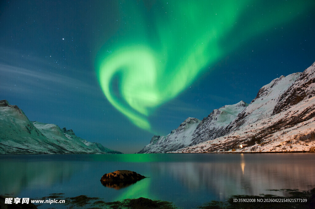 北极光下的雪山湖泊美景