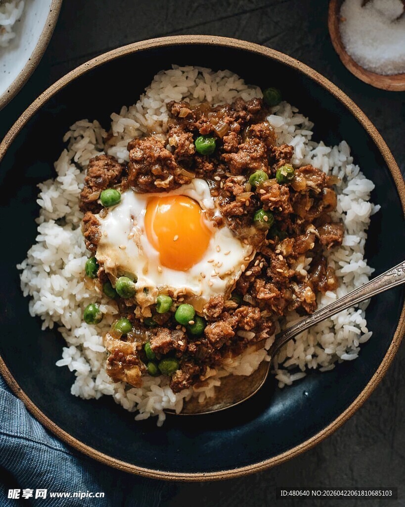 美味肉酱拌饭配煎蛋