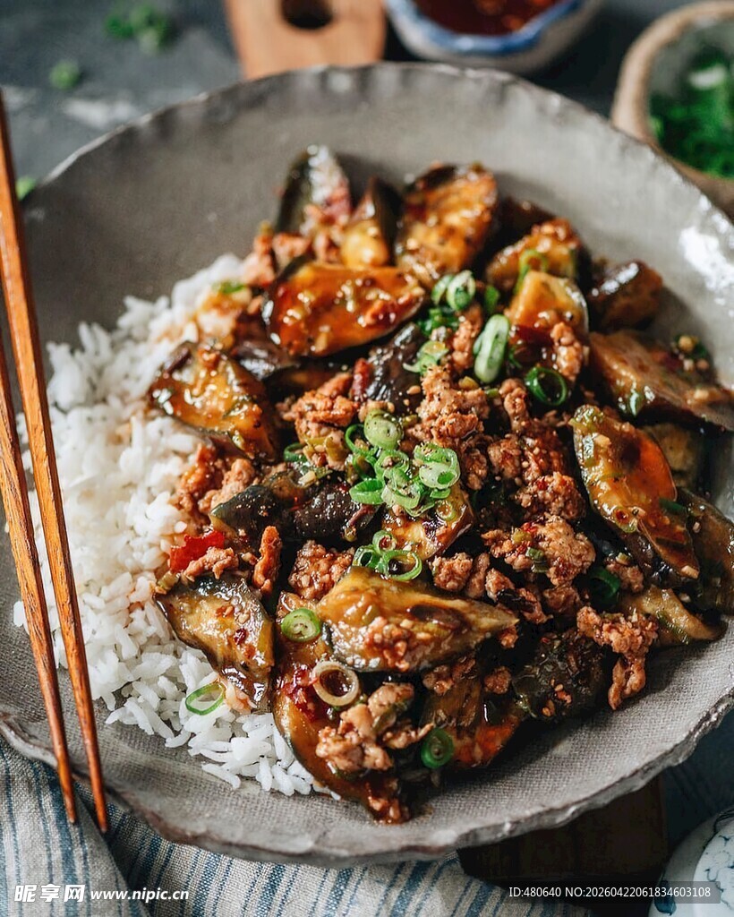 美味盖浇饭米饭上的佳肴