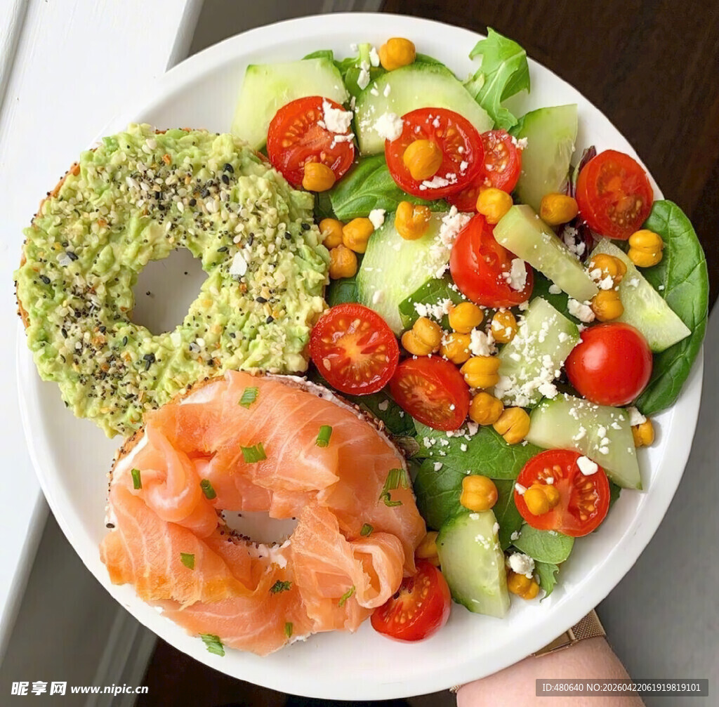 美味三文鱼蔬菜沙拉拼盘