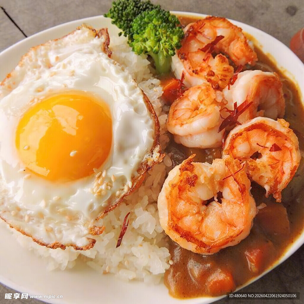 虾仁盖饭配煎蛋与西兰花