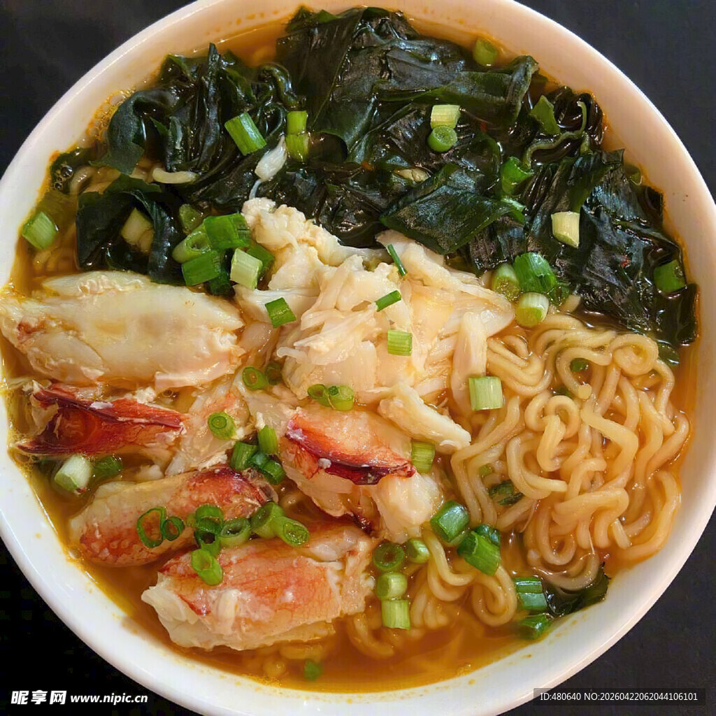 鲜虾蔬菜美味热汤面