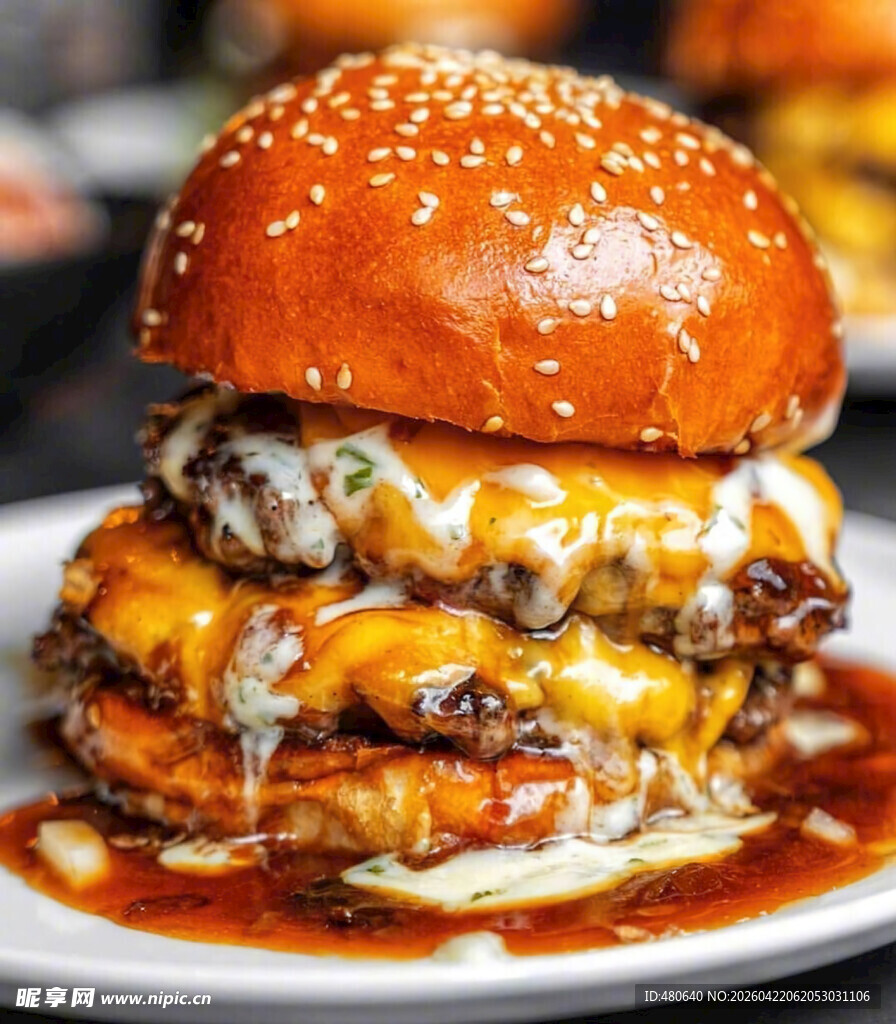 美味多层芝士牛肉汉堡