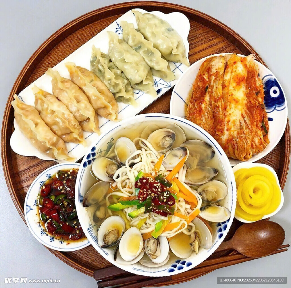 丰盛韩式海鲜汤美食拼盘