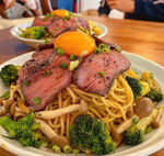 美味牛排意面配蔬菜