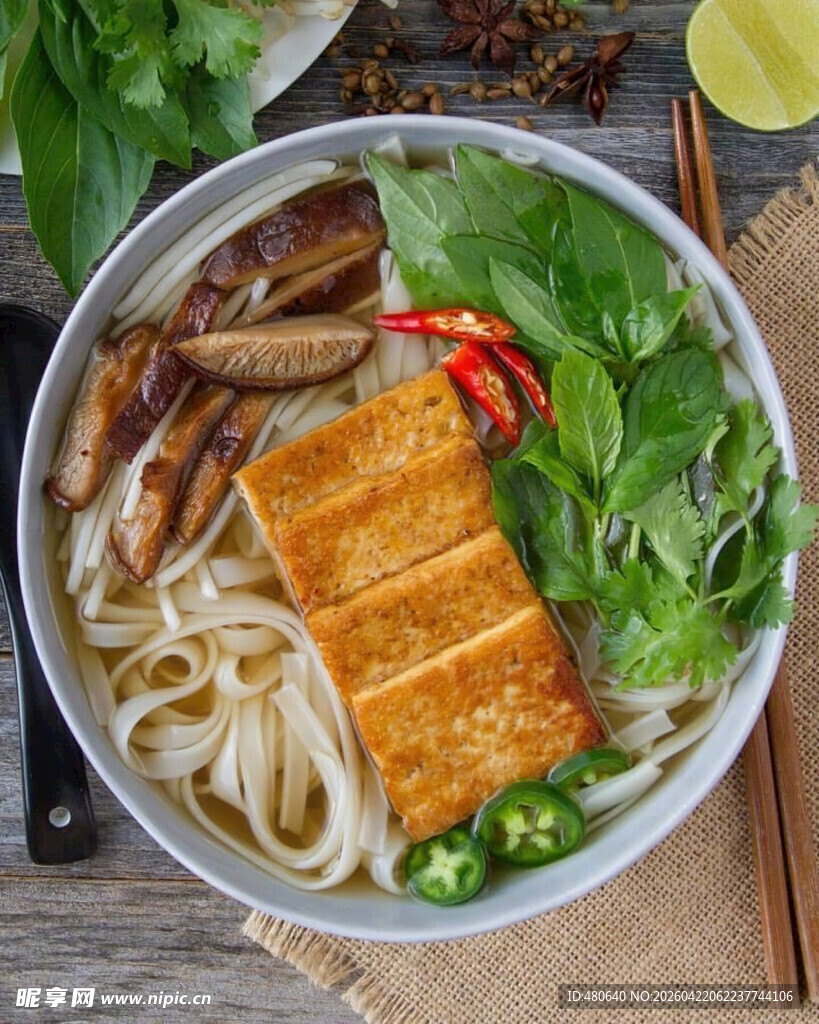 美味素面搭配多样食材