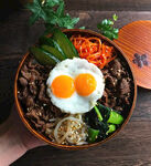 韩式牛肉拌饭配双蛋黄蛋